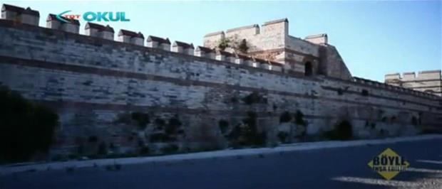 Bu zelliiyle Avrupa'nn en uzun savunma hatlarndan birini oluturuyordu.