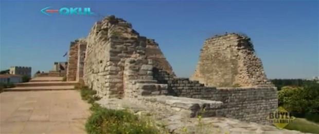 Surlarn ilk yapmna mparator II. Theodosius zamannda, 413 ylnda baland.