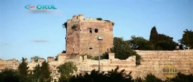 2'si yedigen ve 14'u sekizgen biimlidir.