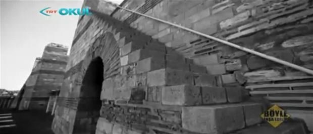  surlar ile d surlar arasnda kap ve merdivenler bulunur.