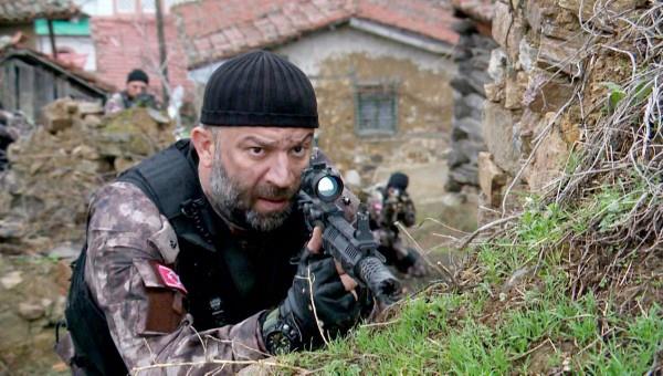 Dizinin bu hafta yaynlanan 436'nc blmnde, Gm Mesut Komiser'e silah dayayp tam ldrecekken Rza Baba'nn ekibi aldklar istihbarat dorultusunda ameliyathaneye girdi.