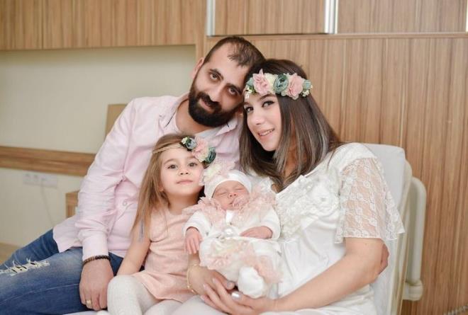 MERSN'de 3.5 yandaki Hira, kendisini sevmek iin kucana alan akrabasnn elinden kayp 12. kattaki binann balkonundan derek hayatn kaybetti. Aile olayn kastl yapldn ileri srd. Polis ise Hira'nn nasl ldrldn renmeye alyor. Sulanan akraba tutukland ailenin iddialar ise akna evirdi.