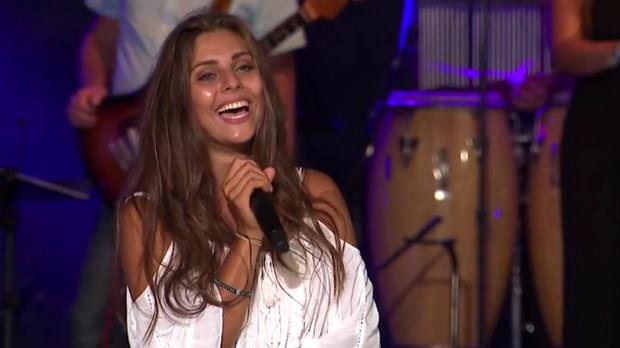 Daha sonra ise Tark Sezer Orkestras'nn elik ettii yarmaclar Syle Syleyebilirsen ark yarmasnda performanslarn sergiledi.