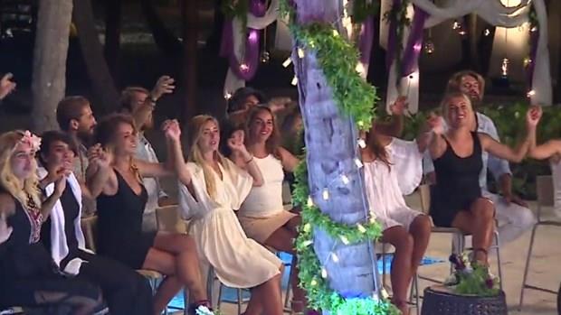 Survivor'n yaynlanan son blmnde merakla beklenen ve nller ile gnlller takmlarnn ayn adada yaamaya balayaca birleme partisi gerekleti.   <p>  Birleme ncesi du, tra, makyaj gibi ihtiyalarn karlalayarak hazrlanan yarmaclar partiye kendileri iin servis edilen yemekleri yiyerek balad.