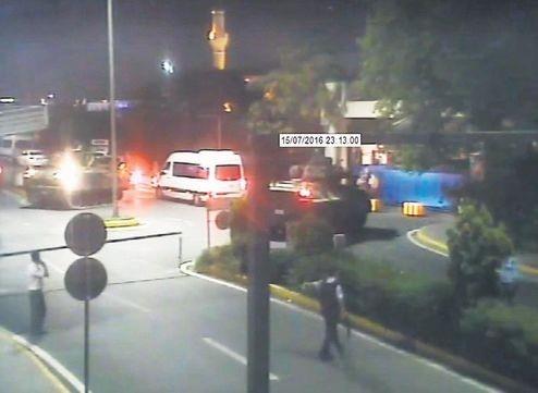 Darbeciler 23.13'te VIP nizamiye nne iki tankla geldi ve VIP giri-kn kapatt.