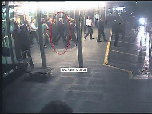 Tanklarn ayrlmasndan sadece 6 dakika sonra Kemal Kldarolu VIP'ten k yapt.