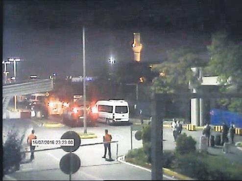 Darbecilere ait tanklar saat 23.23'te bir anda nizamiyenin nnden ayrld.