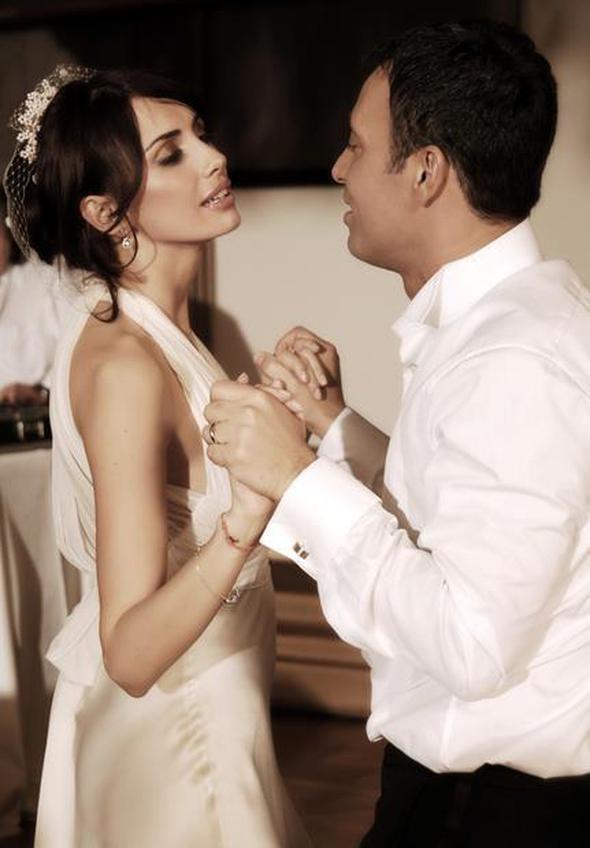 Emina'y grd ilk anda ona ak olduunu sylyor Sandal: "nsan ak arayamaz. Ak bir insan kendine layk grrse onu davet eder. Biz davet edildik ak tarafndan. imdi bunu yayoruz doyasya" diyor.    Ksa bir sre nce evlenen ift imdi iki ocuklaryla birlikte mutlu bir hayat sryor.