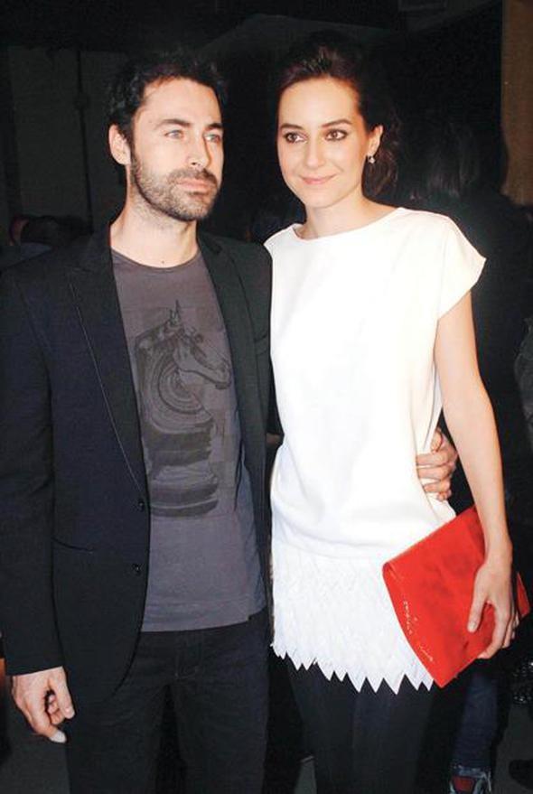 2001&#8217;de Miss Turkey gzellik yarmasna katlan Sedef Avc ve ei model Kvan Kasabal&#8217;yla bu yarmada tant. Ama evlenme kararn hemen almadlar.    ift 4 yllk bir beraberliin ardndan 2005'te nikah masasna oturdu.    kisi de oyunculuk kariyerlerini baarl bir ekilde srdryor. Bir sre nce dnyaya gelen bebekleri onlarn mutluluunu ikiye katlad.