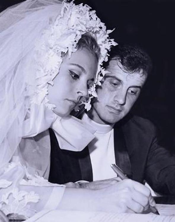 Yeilam'n drt yaprakl yoncasndan Hlya Koyiit ile ei Selim Soydan 5 Temmuz 1968'den bu yana evliler. Yani neredeyse 50 yldr... ift birbirlerini ilk kez Bykada'da grp ak olmu.