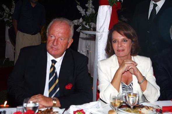 ift; 5 Temmuz 1968&#8217;de nikh masasna oturmu. Nikah o kadar kalabalkm ki, onlar bile nikh memurunun karsna tam bir saat ge kmlar. Scak, yap yap bir gnde, o kalabaln arasnda bile, gzleri elleri birbirini kaybetmemi. Ve o gn bir kez de tanklarnn nnde sz vermiler mr boyu beraber olmaya&#8230;