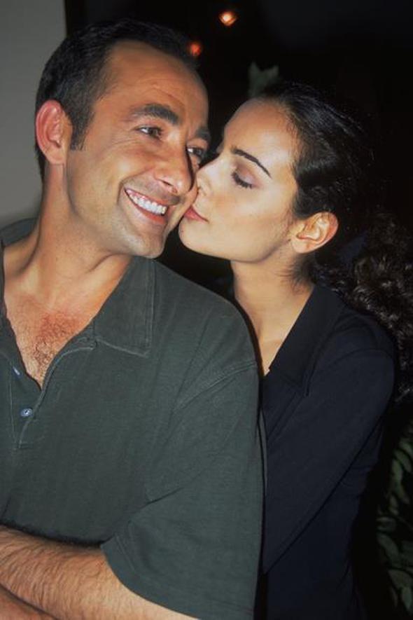 Yl 1994... Mehmet Aslantu, Arzum Onan'a telefon at ve i teklifinde bulundu. Onan bunu kabul edince de ertesi gn bulutular.