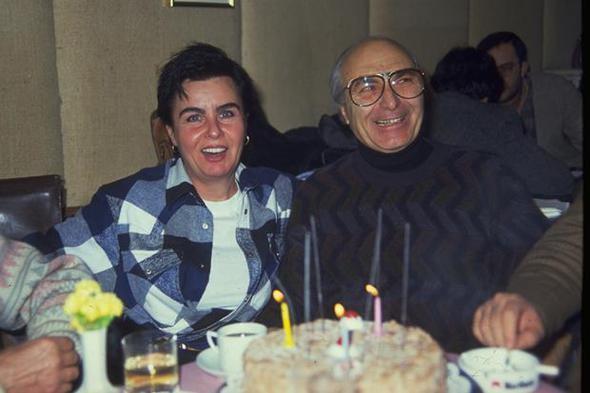 Fatma Girik, 'Murada Ereceim' filminde nl ynetmenle flrt etmeye balad. Yeilam kurallar iinde 'artist - ynetmen' ak gibi geldi herkese nceleri. ok srmez, gelip geer, sona erer sanld. Birka film sonrasnda biter diye beklendi, bitmedi. Ne birka filmde, ne akp giden yllarda da sona ermedi. Daha bir alevlendi bu ak... Hem de nikah bile beklemeden, olanca doallyla...