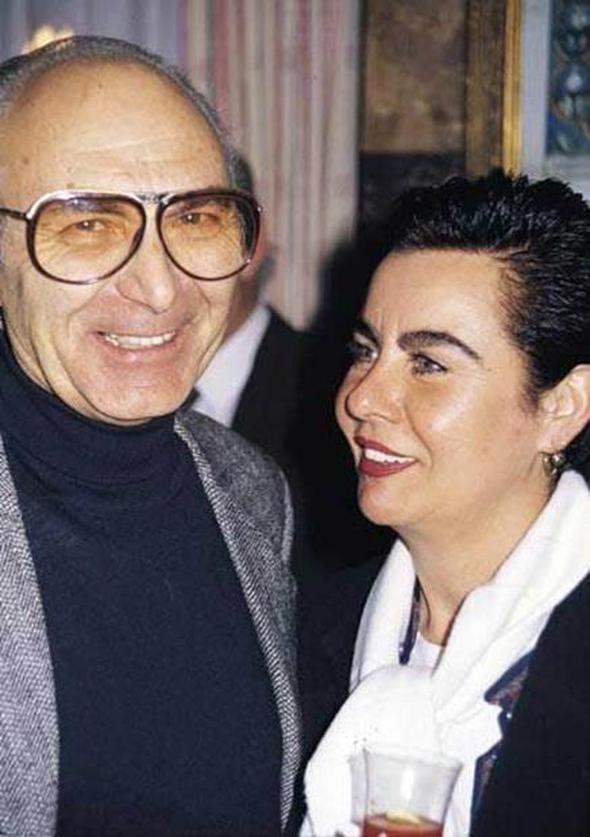 ocuk yanda girdii sinemada zirveye kan, Trk sinemasnn doruklarnda kalan Fatma Girik, bugn 50'nin zerinde. Memduh n ise 70'nin... Aralarndaki ya fark mutluluklarn hi engellememi, bilakis kamlam.    n bir sre nce hayata veda etti. Girik ise son ana kadar byk aknn tedavi grd hastanede onun yannda olmay srdrd.