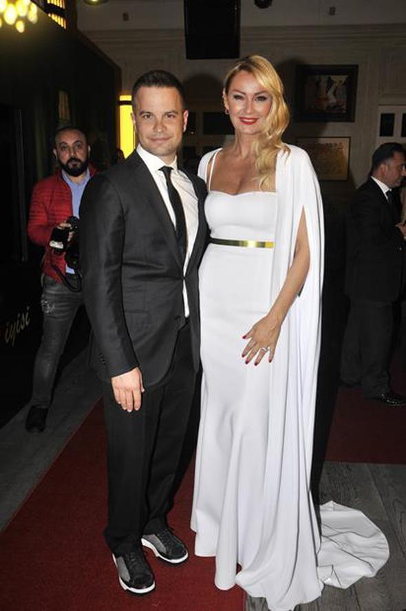 ift, Su adn verdikleri kzlaryla birlikte mutlu bir hayat srdryor.