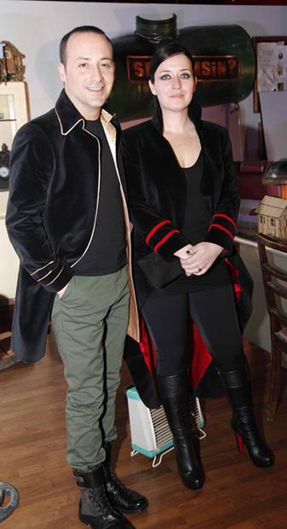 Tolga evik bu durumu "nsana yle bir his geliyor" diye anlatmt bir rportajnda.evik ile Cem Ylmaz'n kardei olan zge evik 2004 ylnda evlendi.    Flrt ettikleri srada "zaten evleriniz" diye kendi aralarnda konuan iftin imdi iki tane ocuu var.