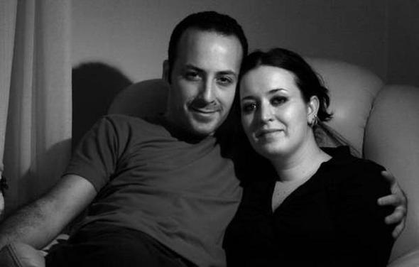 Tolga evik ve ei zge ile bir arkadalarnn mekannda tanm. Tantklar gn ayn masada oturup uzun uzun sohbet etmiler. nl oyuncunun anlattna gre de sadece yarm saat sonra evlenmeye karar vermiler.