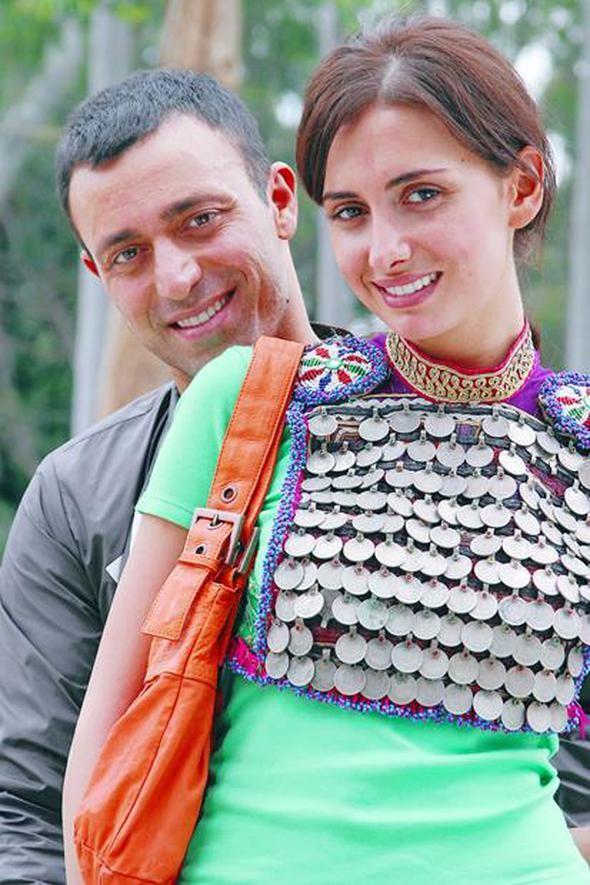 Onlarnki tpk bir peri masal gibi... Sandal ile Emina Bodrum'da tantlar. Konser verecei Bodrum'a arkadann srar zerine iki gn nce gitmi Sandal. "yi ki de gitmiim" diyor. "Yoksa Emina ile tanamazdm."