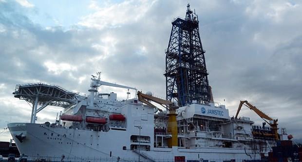 Hawaii&#8217;de yaplmas beklenen deneme sondaj almalarna Eyll aynda start verilecek. Bu almann baarl olmas durumunda Chikyu, 2030 ylnda yer ekirdeinin mantosuna sondaj yapacak.