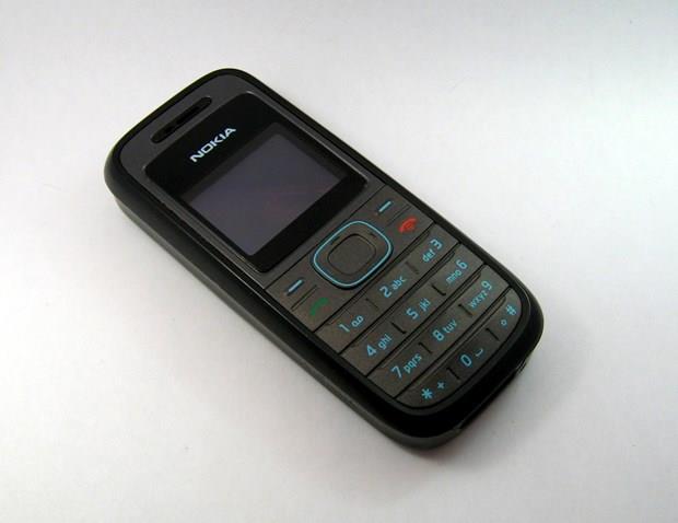 13- Nokia 1208  <br>  96x68 piksel ekran znrl