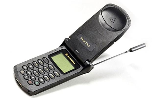 19- Motorola StarTAC<br>  1996 ylnda piyasaya srlen Motorola StarTAC, yaklak 60 milyon satt.