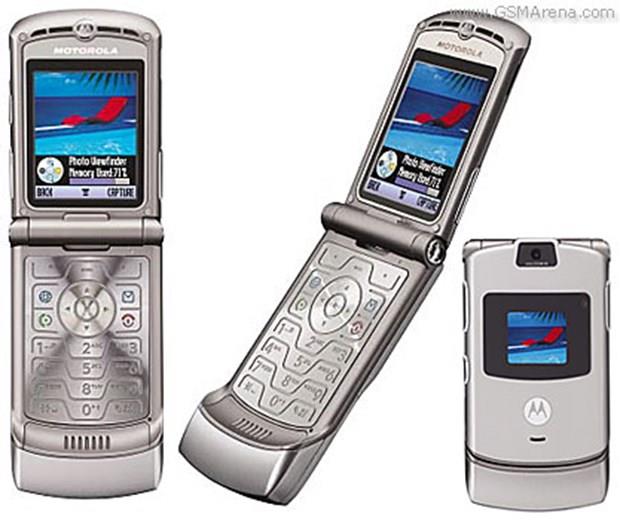 11- Motorola RAZR V3<br>  2004 ylnda raflardaki yerini alan Motorola RAZR V3 130 milyon adet satt.