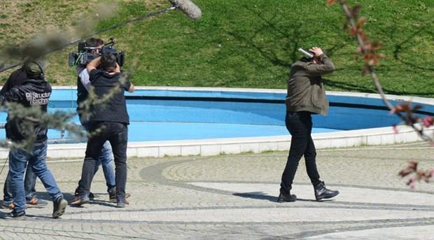 aatay Ulusoy'un rol gerei eline silah alp saa sola ate ettii ekimlerde vatandalar araya girdi. "Burada ocuklarmz var, parkta silah m patlatlr, sizi ieri attralm da grn" diye baran bir vatanda ve ona destek veren beraberindekiler, setin iptal olmasna neden oldu.