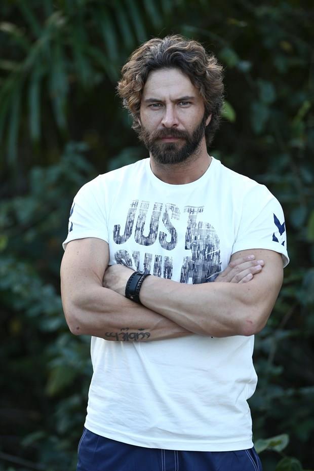 GKHAN NELER SYLED? <p>    Gkhan karar sonras yle konutu: "stedikleri zaman yazabilirler. Kimseye kzgn deilim. Birbirine yakn olan insanlar birbirini destekleyecek. Oyunlarda elimden geldiince mcadelemi veriyorum. Survivor'n gerekleriyle kar karyayz. nce kendime sonra izleyenlerin desteini arkama alp bu potadan kacam dnyorum. Buras zel bir yer, her ey ok anlaml ve gzel. nmzdeki iki yar alp dier iki ismi nllerden karmak istiyoruz."