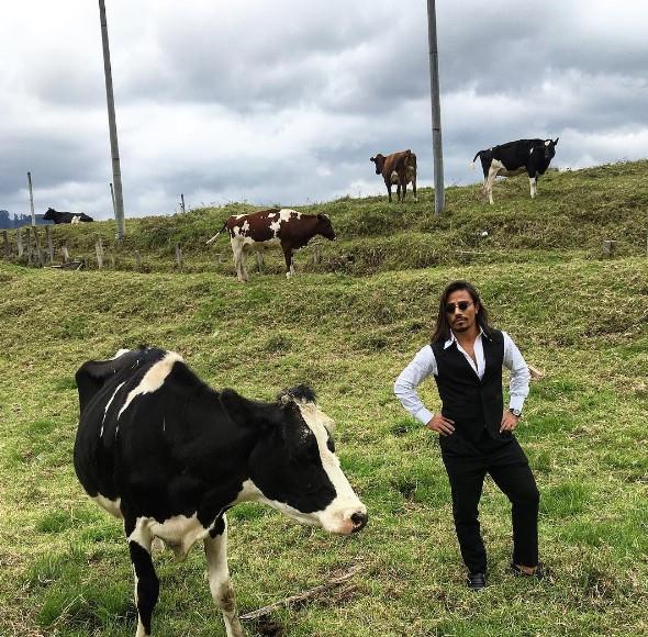 Nusret Gke son dnemin en ok konuulan isimlerinden biri. Tuz dkme hareketiyle bir anda fenomen haline gelen Nusret'in okul fotoraf ortaya kt. nstagram paylat video sayesinde Amerika'da bir talk show programna konuk olan Nusret'i bir anda dnya tand. Cemiyet kasab olarak balad kariyerine fenomen olarak devam eden Nusret'in nlkl fotoraf ise gne damga vurdu.