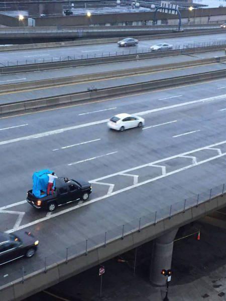 Gvenlik nlemi nedir bilmeyen hayatn tehlikeye atan lgn insanlar! Sakn evde yolda ite denemeyin...