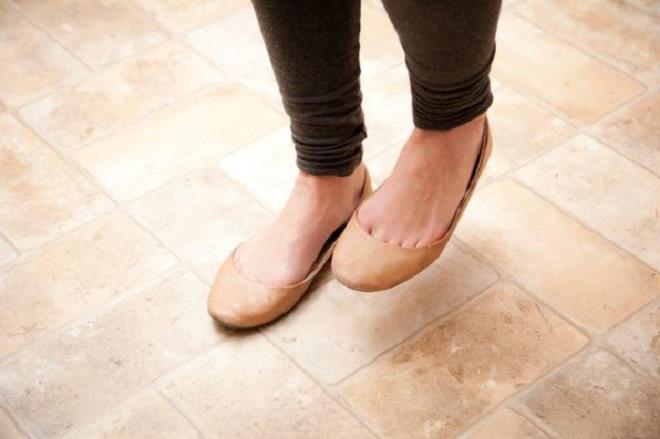 9- Sa ayak  <br>  Kapdan karken sa ayan nde olmas da aman kltrnden kalma bir ritel. Sol ayakla gemenin kiiye uursuzluk getireceine inanlr.