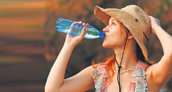 8- Su ierken kafann elle desteklenmesi  <br>  Bu da bir aman gelenei. Su ierken insann akl bandan kaabilir diye kafa elle tutuluyor.