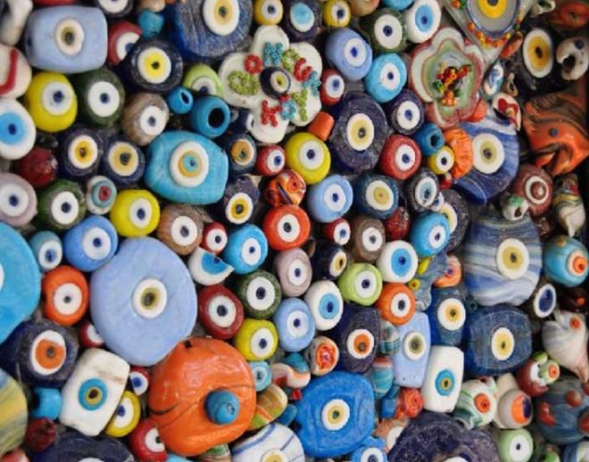 5- Nazar   <br>  Anadolu&#8217;da halk arasnda &#8220;nazar&#8221; kavram ok yaygn bir inan. Baz insanlarn baklarnn rahatszlk verdiine, ktlk getirdiine inanlr. Bunun nne gemek iin &#8220;nazar boncuu&#8221; veya &#8220;gz boncuu&#8221;  taklr. Nazar olgusu da eski Trk inanlarndandr.