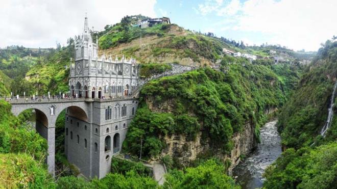 15- Las Lajas Sanctuary, Kolombiya<br>Las Lajas Sanctuary, Kolombiya ve Ekvador snrndaki bir srtta bulunuyor.  mekanlar byleyici! Kilise nehirden 45 metre ykseklikte kayalar ve elaleler arasnda ykseliyor.