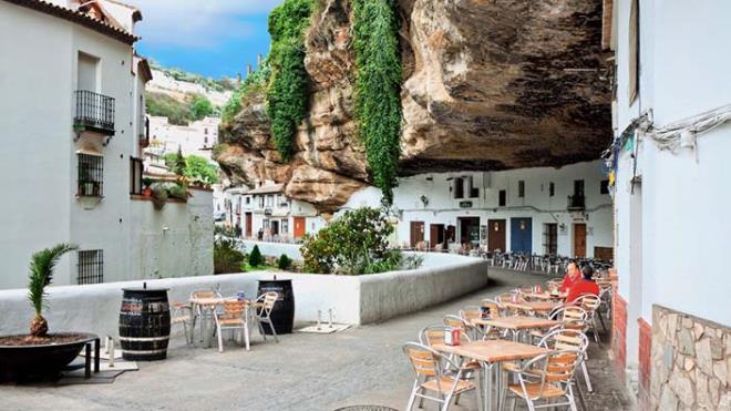 12- Setenil de las Bodegas, spanya<br>Setenil de las Bodegas adl kk kasaba, 8 yzyl nce spanya'nn gneyindeki bir kayann altna kurulmu. Yerel halk buraya "Kayalarn altndaki kasaba" diyor. Evlerin duvarlar ve atlar byk bazalt kayalarnn paralarndan oluuyor. Bu kayalar, yerli halk kavurucu gne ve rzgardan koruyor. Bu etkileyici dalk blgedeyken, evrende kk bir leke gibi hissedeceksiniz.