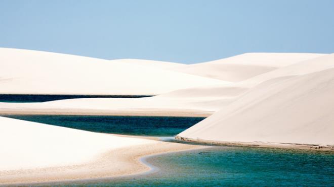 11- Lenois Maranhenses Ulusal Park, Brezilya  <br>Lencois Maranhenses Ulusal Park (Lenis Maranhenses), Atlantik Okyanusu kysnda, kuzeydou Brezilya'da bulunuyor. Ya mevsimi boyunca her yl, kum tepeleri arasnda binlerce turkuaz lagn grlebiliyor. Balk ve yengelerin her yl kuraklk dneminden sonra buraya gelmesinin nedeni ise zlemedi. Lencois Maranhenses'i ziyaret etmek iin en uygun zaman, lagnlerin tam kapasiteye ulat zaman; yani temmuz-eyll aras.