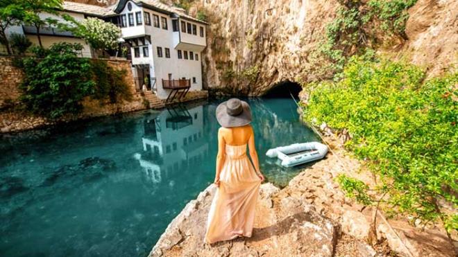 1- Blagaj, Bosna-Hersek  <br>  Blagaj, kk elaleler arasnda yer alan kk bir ky. Uurumun altnda beyaz evler ve bir manastr bulunuyor. Ky ina eden derviler ve Sufiler iin kutsal bir yer saylyor.
