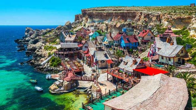 7- Popeye Village, Malta Adas  <br>Popeye ky, 1980'lerde Popeye mzikalini ekmek iin yaplm kk ahap evlerden oluuyor. Bugnlerde bir lunapark ve krfezi olan, ziyaretilere arpc manzaralar sunan bir tatil beldesi. Baz evlerin i mekanlar filmin ekimi srasnda olduu gibi korunmu.