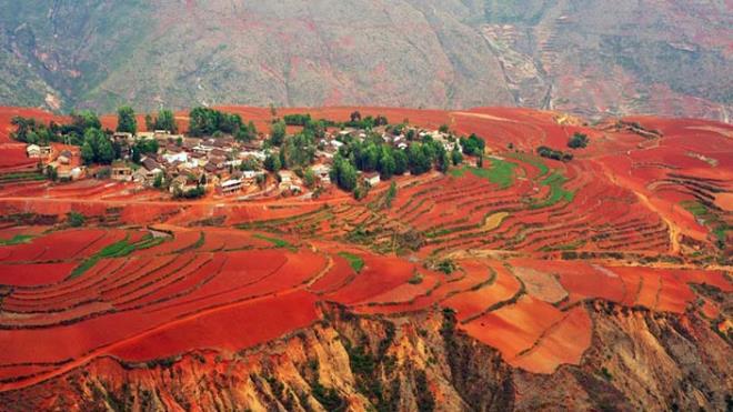 8- Dongchuan Red Soil, in<br>Dongchuan Red Soil, Yunnan eyaletinin bakenti Kunming'in gneybatsndaki dalk bir vadi. Uzakl nedeniyle in'in turistik haritasnda yer almyor. Zaten 1990'larn ortasnda kefedildi. Bir patchwork yorgana benzeyen dalgal peyzajlar, mineral ve fosillerin younlamas nedeniyle kahverengi-krmz renkli.