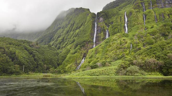 9- Flores Island, Portekiz<br>Flores Adas, UNESCO dnya miras listesinde. Benzersiz flora ve faunaya sahip bir milli park&#8230; Portekiz kylarndaki Azores Adalar&#8217;nn en bat noktasnda yer alyor. Hemen hemen tm arazisi farkl renkli ieklerle kapl olduu iin Portekiz'de "akll pelerin" olarak biliniyor. Doal kaplcalar, lagnler, takn tarlas, rahat kyler, gller, volkanlar ve dnyaca nl maaralar bulunuyor.