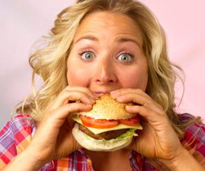 Yiyecee baml olma fikri, ona kar koymay daha da zorlatryor. Ar yeme arzusunun fiziksel ve psikolojik bileimleri ylesine i ie gemi ki, ayrt etmek kolay olmuyor.