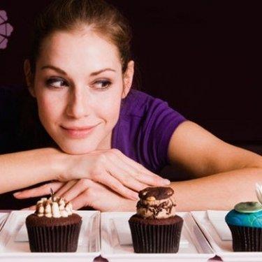 Beslenme uzmanlar eker ve karbonhidratlarn sadece yeme isteine yol amayp, ar tketim isteini engellemeye kar bedenimizi zayf braktn belirtiyorlar.