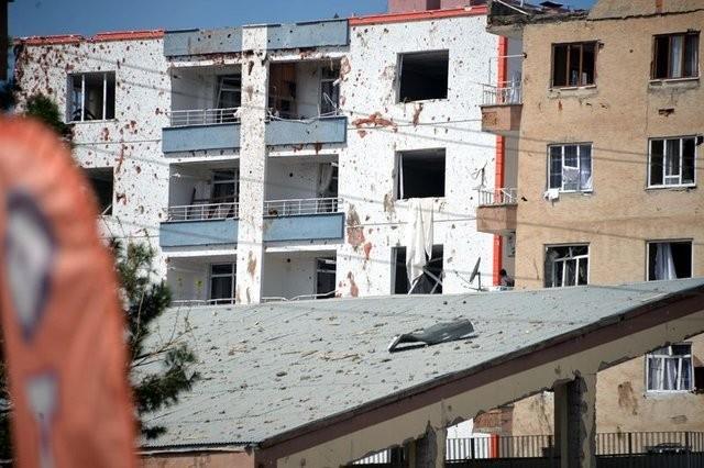 H.Y., evredeki komulara &#8220;Kardeim&#8221; diye tantt bir kiiyi bodrum katna yerletirdi ve kendisi de arada bir gidip bodrum kat ziyaret etti.