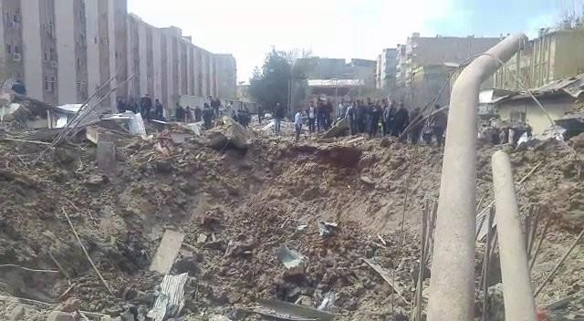 DYARBAKIR'da getiimiz gnlerde yaanan nce panzer patlamas denilen fakat yaplan aratrmalar sonucunda terr saldrs olduu anlalan olayla ilgili arpc detaylar geldi. 3 ehit verdiimiz saldryla ilgili detaylar herkesi oke etti.