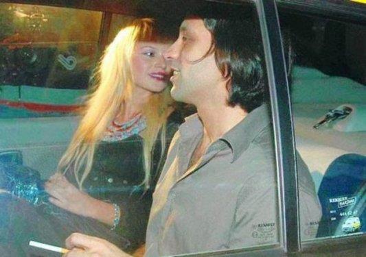 Kznn odasnn kapsn alan ancak ses gelmeyince phelenen Kaya Paakay, Ahu Paakay' spor yaparken kulland atlama ipiyle kendini elbise dolabna asm olarak buldu. Ahu Paakay'n uzun bir sre Duman grubunun solisti Kaan Tangze'nin sevgilisi olduu biliniyordu.