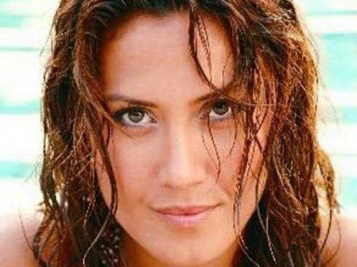 <p><b>SIR PERDES BR TRL ARALANAMADI</b></p> 2003 Mankenler Kraliesi Asl Ba, bundan iki yl nce ardnda byk srlar cevaplanmam sorular brakarak hayata veda etti. nce olayn intihar olduu sylendi. Ama getiimiz hafta dosya yeniden ald. nk bilirkiiin rapouna gre Ba intihar etmemi balkondan itilmiti.