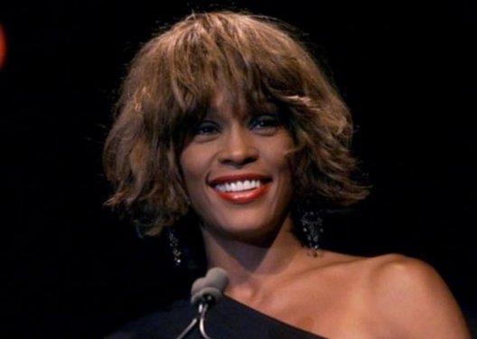 <p><b<UYUTURUCU MAFYASI MI?</b></p> Amerikal nl arkc Whitney Houston'n ldrld iddia edildi. Los Angeles'ta bir zel dedektiflik brosu sahibi Paul Huebl, ubat aynda Los Angeles'taki bir otel odasnda l bulunan 48 yandaki nl arkcnn uyuturucu borcu nedeniyle mafya tarafndan ldrldne dair gl kantlar bulduunu aklad.