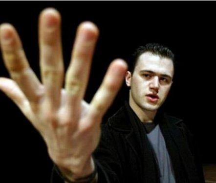 Rol ald Kalbin Zaman filminin ekildii Pera Palas'ta asansr boluunda l bulundu Kanpolat. 2004'te hayata veda ettiinde sadece 25 yandayd.