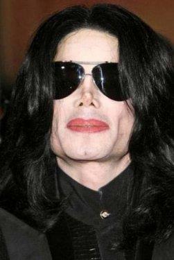 Bu arada lmnden doktorunu sorumlu tutanlar da oldu. lmnden iki yl sonra Jackson'n doktoru Conrad Murray sanatnn lmnden sulu bulundu.