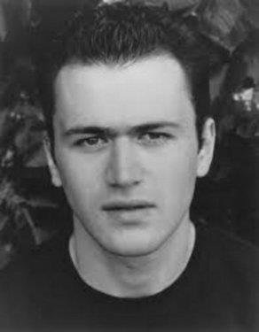 Ailesi olayn bir kaza olduunu syledi. Ama ardndan "intihar" iddialar da ortaya atld. Ad ailesi tarafndan konulan bir oyunculuk dlyle yaatlyor.